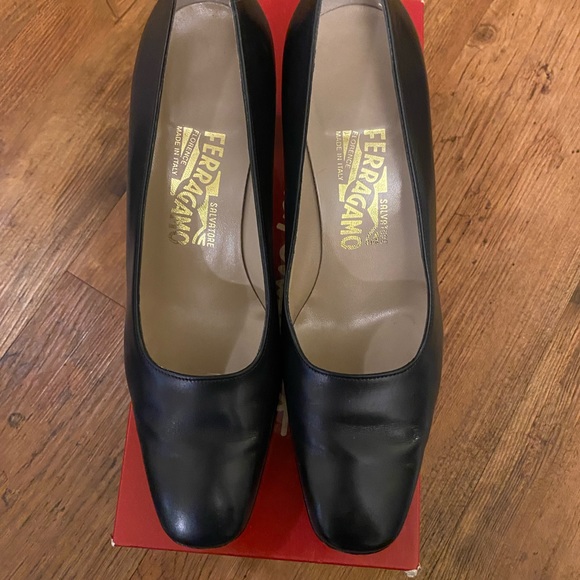 Salvatore Ferragamo 🦋 True Navy pump ♥️ Sz 7 - Picture 5 of 7